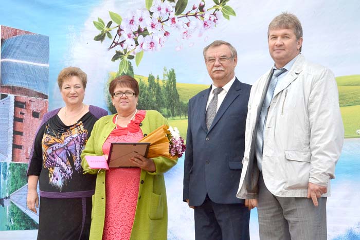 Благодарность губернатора продавец ООО "Ардатовское молоко" Г.И. Абрамова получила из рук начальника отдела развития стройматериалов и импортозамещения министерства строительства Нижегородской области С.В. Мигушова, главы местного самоуправления района М.А. Мякишевой и главы администрации района В.Ю. Мозонова Благодарность губернатора продавец ООО "Ардатовское молоко" Г.И. Абрамова получила из рук начальника отдела развития стройматериалов и импортозамещения министерства строительства Нижегородской области С.В. Мигушова, главы местного самоуправления района М.А. Мякишевой и главы администрации района В.Ю. Мозонова