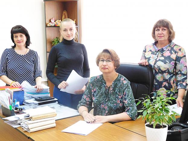 Самое важное направление сегодня в работе ПФР – социальные выплаты семьям с детьми до 3 лет и от 3 до 16 лет: регистрация заявлений, проверка, принятие решений, подготовка выплатных документов. Со всеми поставленными задачами успешно справляются ведущий специалист Е.В. Гавшина, специалист-эксперт клиентской службы А.В. Жарова, начальник отдела Е.В. Кочнева, ведущий специалист Е.А. Макарова