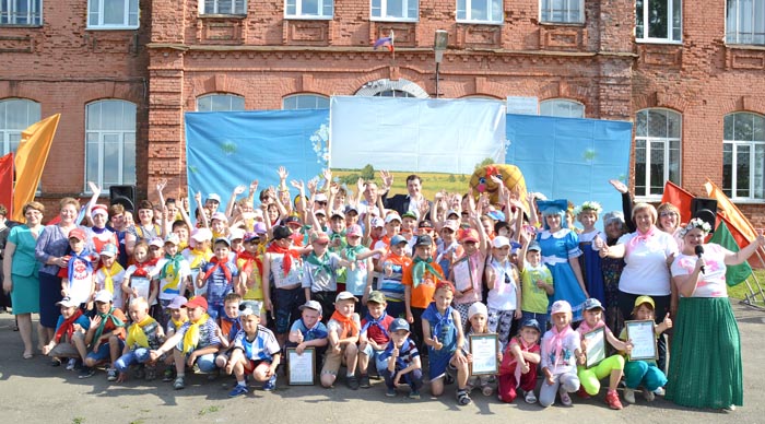 Школьники и педагоги сфотографировались  на память с главой региона