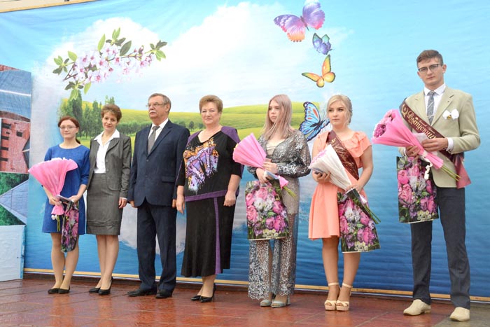 Ум и талант выпускников школ отмечены золотыми медалями Ум и талант выпускников школ отмечены золотыми медалями