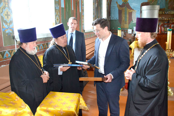 В Саконах председатель правительства области зашел в церковь в честь Пресвятой Живоначальной Троицы, где пообщался со священнослужителями Ардатовского благочиния, а затем спустился к Никольскому источнику и  попробовал вкусную родниковую воду