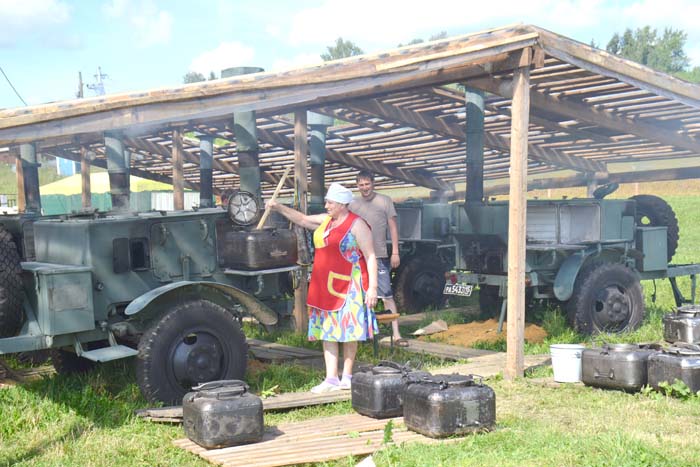 Ардатовские кооператоры – опытный повар Н.В. Гольцова, истопник И. Чусов – не первый год добросовестно работают в палаточном городке в Дивееве Ардатовские кооператоры – опытный повар Н.В. Гольцова, истопник И. Чусов – не первый год добросовестно работают в палаточном городке в Дивееве