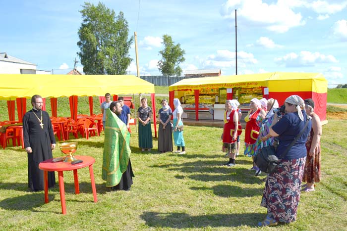 Момент освящения палаточного городка Момент освящения палаточного городка