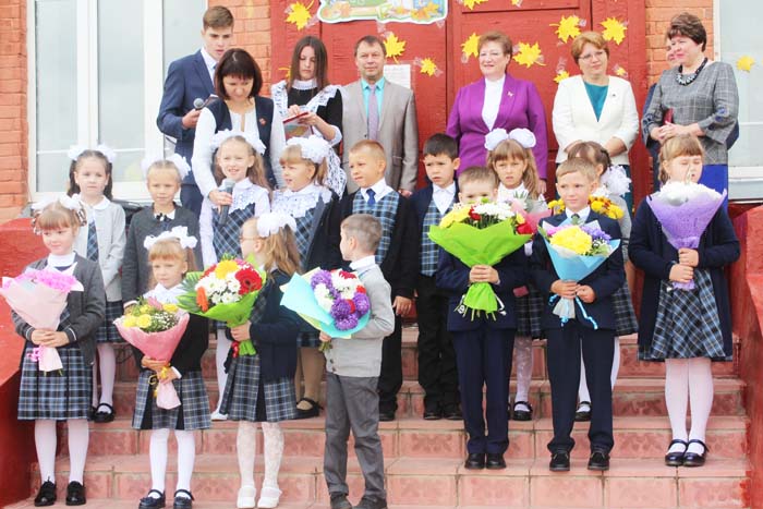  В День знаний приветливо встречала Ардатовская средняя школа №1 своих обучающихся. В  этом учебном году их 574, из них 55 девятиклассников, 18 одиннадцатиклассников и 70 первоклашек. Желали успешной учебы школьникам и новых творческих открытий педагогам глава местного самоуправления района, председатель Земского собрания М.А. Мякишева, глава местного самоуправления Ардатовского поселения И.В. Уланов, директор школы С.В. Староверова. Свои поздравления школьному коллективу адресовали одиннадцатиклассники, пе