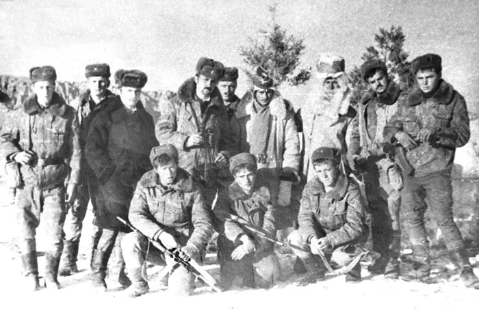 Чтобы хоть как-то поднять настроение во время затишья, воины-интернационалисты устраивали праздники, даже Новый год с Дедом Морозом… (А.В. Колотыгин первый слева в нижнем ряду) Чтобы хоть как-то поднять настроение во время затишья, воины-интернационалисты устраивали праздники, даже Новый год с Дедом Морозом… (А.В. Колотыгин первый слева в нижнем ряду)