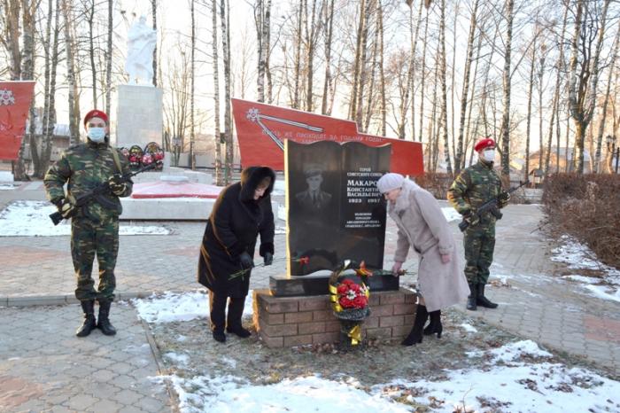 О.Н. Жесткова и М.А. Мякишева возлагают цветы