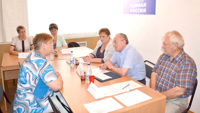 До начала заседания Н.М. Хафизов провел личный прием граждан. Жители района обращались к депутату Законодательного собрания как с личными просьбами, так и касающимися большинства ардатовцев. Все обращения Надир Мансурович взял  на заметку и обещал дать подробные аргументированные ответы на заданные вопросы