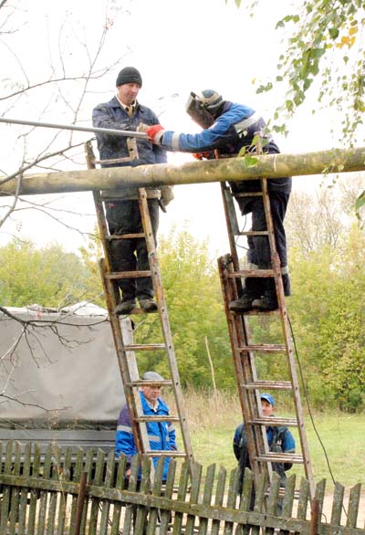 Осуществляется врезка наземного газопровода Осуществляется врезка наземного газопровода