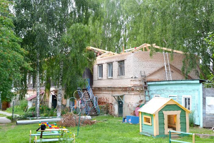 Вид ремонтируемой крыши детсада №1 со стороны игровой площадки