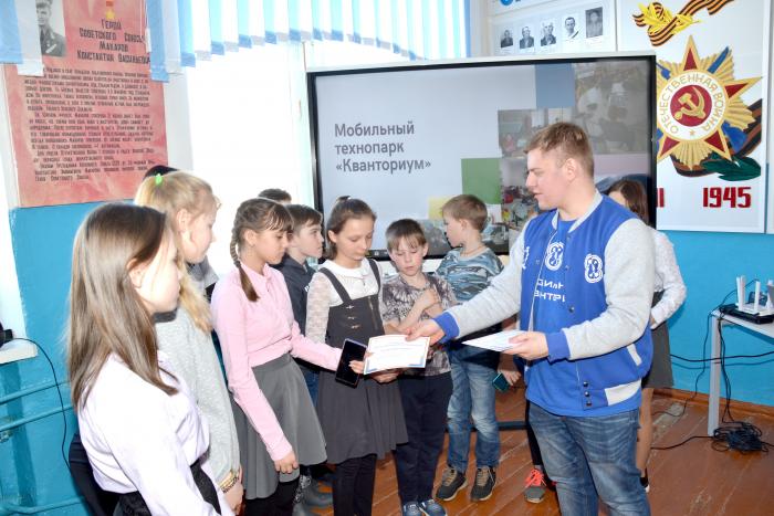Из рук своих наставников кванторианцы получили сертификаты о прохождении курса обучения