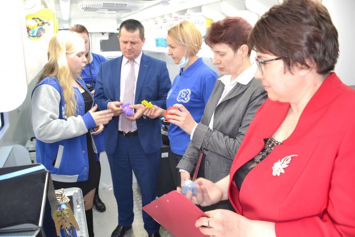 С возможностями высокотехнологичного оборудования «лаборатории на колесах» знакомились А.И. Гришанин, Г.В. Бутова и О.А. Поселеннова