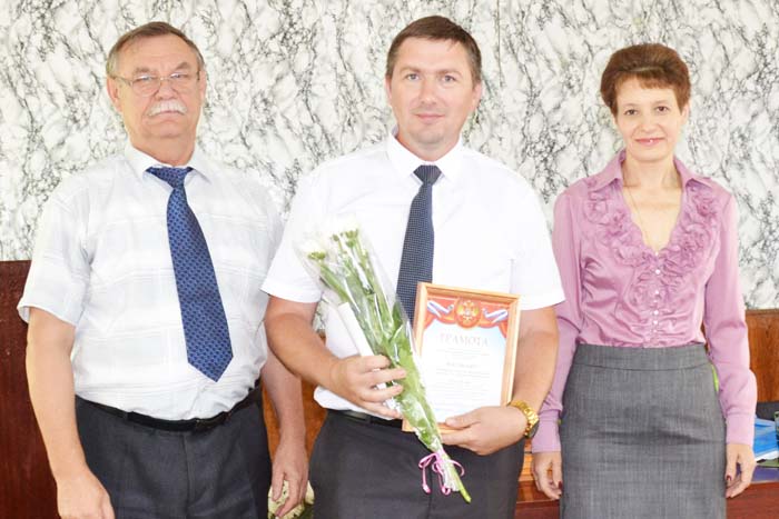 В.Ю. Мозонов и Г.В. Бутова чествовали победителей и призеров муниципального этапа открытого заочного Всероссийского смотра-конкурса на лучшую постановку физкультурной работы и развитие массового спорта среди школьных клубов. Мухтоловская средняя школа (директор А.А. Варганов) заняла третье место среди городских образовательных учреждений района В.Ю. Мозонов и Г.В. Бутова чествовали победителей и призеров муниципального этапа открытого заочного Всероссийского смотра-конкурса на лучшую постановку физкультурной работы и развитие массового спорта среди школьных клубов. Мухтоловская средняя школа (директор А.А. Варганов) заняла третье место среди городских образовательных учреждений района