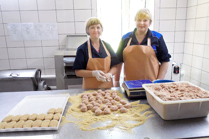 Работницы цеха полуфабрикатов Наталья Оспинникова и Светлана Стулова слывут на пищекомбинате настоящими профессионалами. Сегодня они со знанием дела и с желанием лепят котлеты «Домашние», потому что знают, что, попадая на витрины магазинов, эта продукция не залежится, охотно раскупится населением. В общем объеме производимой цехом продукции эти аппетитные изделия занимают 25%. А в целом ежедневно цех выпускает до 110 кг различных полуфабрикатов Райпо