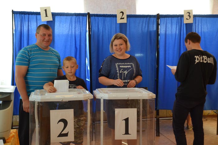 Семья Семиных на избирательном участке