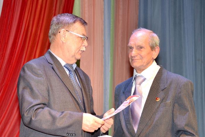 Благодарственное письмо В.Ю. Мозонов вручает ветерану комсомольского движения А.М. Макарцеву Благодарственное письмо В.Ю. Мозонов вручает ветерану комсомольского движения А.М. Макарцеву