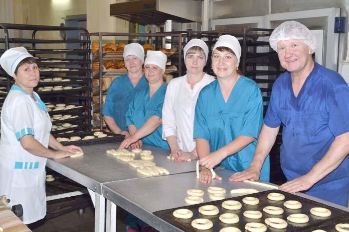 Работники цеха хлебопечения ежедневно выпускают более тонны различных хлебобулочных изделий, которые реализуются через торговую сеть Ардатовского райпо и за пределами района Работники цеха хлебопечения ежедневно выпускают более тонны различных хлебобулочных изделий, которые реализуются через торговую сеть Ардатовского райпо и за пределами района