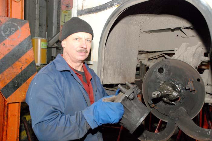 Более 10 лет в ООО «Перевозчик-М» трудится автослесарь Василий Александрович Мочалов Более 10 лет в ООО «Перевозчик-М» трудится автослесарь Василий Александрович Мочалов