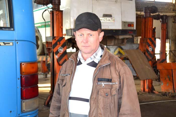 Начальник производства ООО «Перевозчик-М» Вадим Валентинович Сажинов работает на предприятии с 1987 года. Начинал свою трудовую биографию бригадиром слесарей грузового автопарка. Характеризуя своего коллегу, А.Н. Мерионков отмечает, что В.В. Сажинов исполнительный, трудолюбивый человек, пользуется заслуженным авторитетом в коллективе Начальник производства ООО «Перевозчик-М» Вадим Валентинович Сажинов работает на предприятии с 1987 года. Начинал свою трудовую биографию бригадиром слесарей грузового автопарка. Характеризуя своего коллегу, А.Н. Мерионков отмечает, что В.В. Сажинов исполнительный, трудолюбивый человек, пользуется заслуженным авторитетом в коллективе