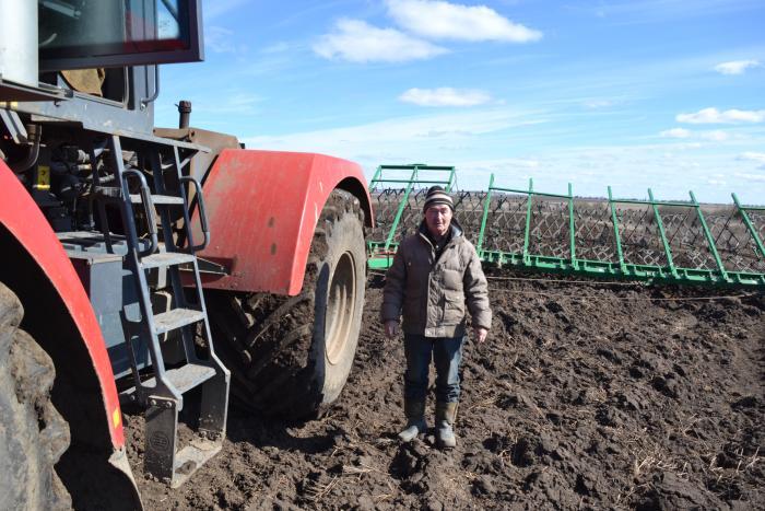 Николай Иванович Кузенков – один из опытных механизаторов ООО «Михеевское» – с хорошими результатами ведет задержание весенней влаги на полях, умело управляя высокопроизводительным агрегатом из мощного К-700, которому 4 года, и новой широкозахватной бороны Фото Натальи РОДИОНОВОЙ