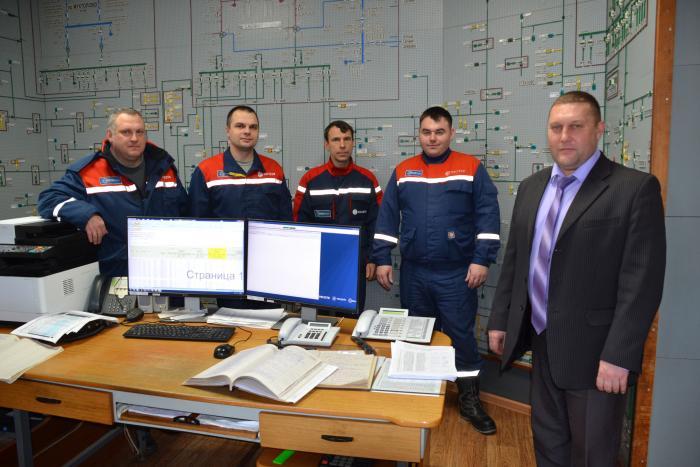 Мастер Максим Муратов, электромонтер Алексей Кожин, мастер Максим Сидоров, диспетчер Александр Фролов обсуждают план работ с начальником РЭС Дмитрием Синицыным