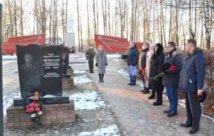 Минута молчания на аллее славы