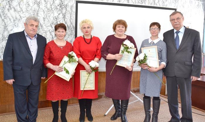 Фото на память о событии: начальник райсельхозуправления В.И. Кудряшов, животноводы В.А. Яксаргина, С.Н. Климова, Н.С. Царькова, Н.В. Мясникова, глава администрации района В.Ю. Мозонов Фото на память о событии: начальник райсельхозуправления В.И. Кудряшов, животноводы В.А. Яксаргина, С.Н. Климова, Н.С. Царькова, Н.В. Мясникова, глава администрации района В.Ю. Мозонов