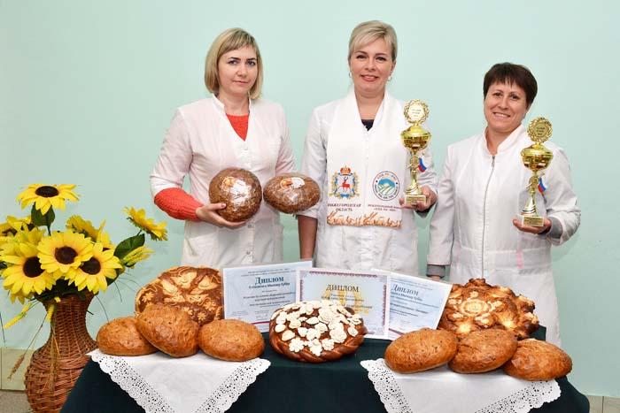 В этом году ардатовский хлеб на престижном конкурсе в Москве назвали одним из лучших в России. Искренне радуются такому известию и достойным наградам работники пищекомбината: технолог Валентина Сергеевна Баранова, директор Ирина Викторовна Козлова, ведущий технолог Татьяна Ивановна Рябушева