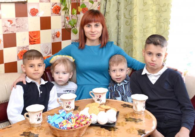 Елена Игнатьева с детьми Данилом, Алиной, Степаном и Егором