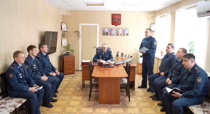 Планерки с заместителями и дежурными помощниками начальника колонии руководитель учреждения  Василий Лебедев проводит ежедневно. На очередной из планерок он обсудил с коллегами вопрос об усиленном варианте несения службы в праздничные дни Планерки с заместителями и дежурными помощниками начальника колонии руководитель учреждения  Василий Лебедев проводит ежедневно. На очередной из планерок он обсудил с коллегами вопрос об усиленном варианте несения службы в праздничные дни