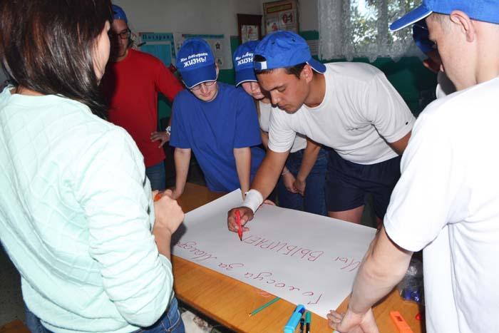 Команда "Актив" (Размазлей) создает агитационный плакат Команда "Актив"