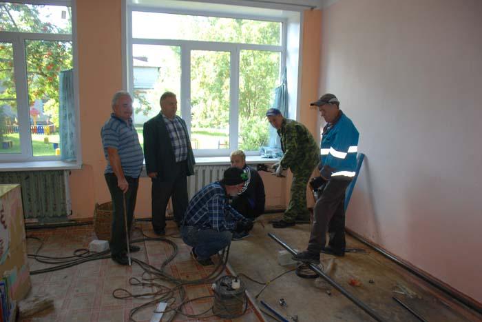 Готовясь к зиме, сегодня ардатовские коммунальщики приводят в порядок отопительную систему в детском саду №4. Бригада сантехников ООО «УК «Ардатов» во главе с мастером М.И. Гавшиным в одной из групп этого дошкольного учреждения занимается ремонтом системы отопления Готовясь к зиме, сегодня ардатовские коммунальщики приводят в порядок отопительную систему в детском саду №4. Бригада сантехников ООО «УК «Ардатов» во главе с мастером М.И. Гавшиным в одной из групп этого дошкольного учреждения занимается ремонтом системы отопления