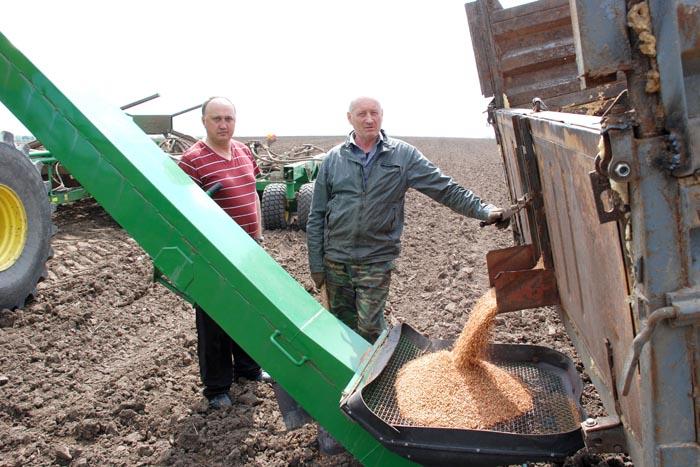 А.Н. Свинцов и А.Н. Голышков заняты привычным делом: первый – качественно сеет, без огрехов, второй – быстро подвозит семена, удобрения и аккуратно их выгружает А.Н. Свинцов и А.Н. Голышков заняты привычным делом: первый – качественно сеет, без огрехов, второй – быстро подвозит семена, удобрения и аккуратно их выгружает