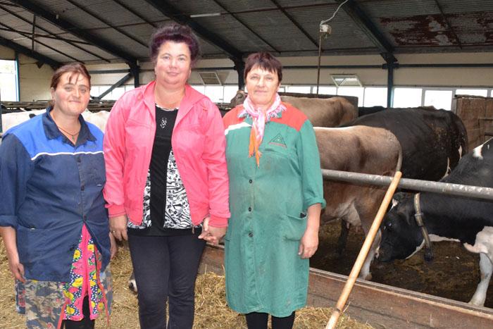 "Все мы  – одна сплоченная команда, – говорит завкомплексом отделения "Кругловское" Ирина Свинцова (на фото в центре), – и от работы Ольги Жарковой, Натальи Горячевой, отвечающих за корма и не только (на фото они справа и слева), зависит многое в общем деле" круглово