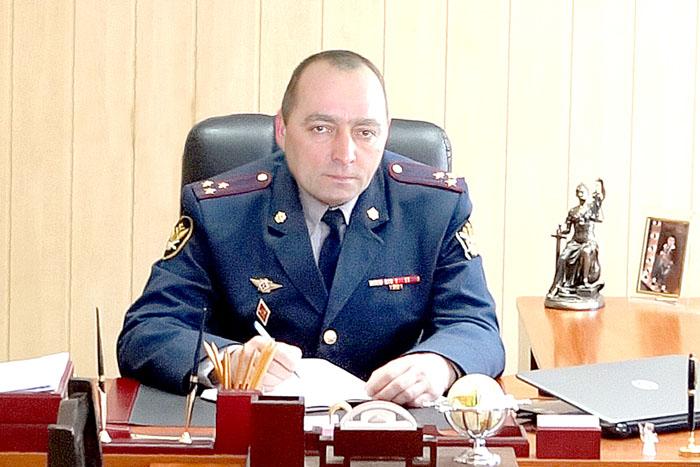 Служба самого Василия Николаевича в уголовно исполнительной системе началась с 21 июля 1987 года в должности контролера Ардатовской ВТК УИТУ УВД Горьковского облисполкома. В ходе трудовой деятельности он прошел все ступени от контролера до начальника этого учреждения, имеет ведомственные награды и не только. Принципиален и объективен в оценке результатов служебной деятельности. В достижении поставленных целей настойчив и последователен. Полковник внутренней службы В.Н. Лебедев возглавляет колонию с 1 июля 2010 года. Всю специфику работы ведомства знает не понаслышке, так как на протяжении 31 года остается преданным выбранной профессии. Служба самого Василия Николаевича в уголовно исполнительной системе началась с 21 июля 1987 года в должности контролера Ардатовской ВТК УИТУ УВД Горьковского облисполкома. В ходе трудовой деятельности он прошел все ступени от контролера до начальника этого учреждения, имеет ведомственные награды и не только. Принципиален и объективен в оценке результатов служебной деятельности. В достижении поставленных целей настойчив и последователен. Полковник внутренней службы В.Н. Лебедев возглавляет колонию с 1 ию