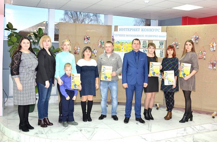 Организаторы смотра-конкурса и представители лучших молодежных подворий района