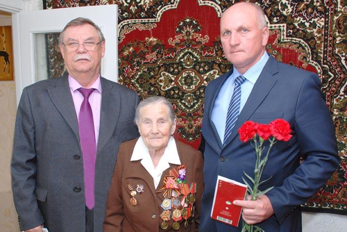 Глава администрации района В.Ю. Мозонов и глава администрации р.п. Мухтолово С.Е. Ягжов накануне великого праздника посетили участников войны – мухтоловцев. Мария Ивановна Митрофанова (на снимке) училась в Арзамасском пединституте, когда началась война. Ее, второкурсницу, призвали в армию, зачислили в полк зенитных пушек под Горьким. Глава администрации района В.Ю. Мозонов и глава администрации р.п. Мухтолово С.Е. Ягжов накануне великого праздника посетили участников войны – мухтоловцев. Мария Ивановна Митрофанова (на снимке) училась в Арзамасском пединституте, когда началась война. Ее, второкурсницу, призвали в армию, зачислили в полк зенитных пушек под Горьким.