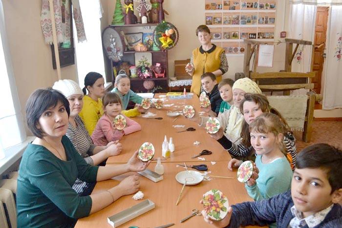 В зале промыслов и ремесел  проходят мастер-классы по декоративно-прикладному творчеству, где опытные  мастера  учат рукоделию  посетителей. Это плетение из бумажных трубочек и тестопластика, скрапбукинг и плетение из джутового шпагата, аппликация и бумагопластика, топинарий. Здесь же изготавливается  другая сувенирная продукция с участием взрослых и детей