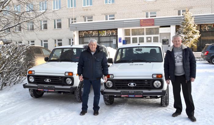 Заместитель главного врача по медчасти Б.Б. Шутовский и инженер ЦРБ Н.Е. Новиков радуются новеньким «Нивам»