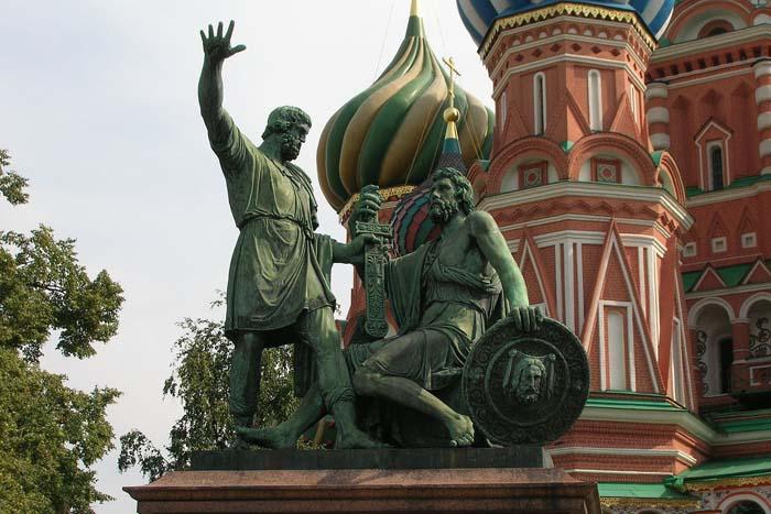 День народного единства учрежден правительством страны в декабре 2004 года. Дата 4 ноября взята за основу не просто так, она символизирует память о событиях исторического 1612 года, когда Московское государство оказалось на краю гибели. Тогда в Нижнем Новгороде прозвучал призыв земского старосты Кузьмы Минина встать на спасение Отечества и войска Дмитрия Пожарского с иконой Казанской Божией Матери освободили Москву от поляков и изгнали врага с русской земли. День народного единства символизирует сплоченность народов. Это – государственный праздник. памятник