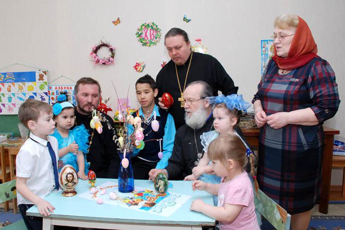 Веточки вербы, украшенные пасхальными атрибутами, – некий символ обновления и надежды. Взрослые и дети, встречая Пасху за праздничным столом, – все едины. Сердце каждого переполнено Пасхальной радостью – любовью к Богу! Веточки вербы, украшенные пасхальными атрибутами, – некий символ обновления и надежды. Взрослые и дети, встречая Пасху за праздничным столом, – все едины. Сердце каждого переполнено Пасхальной радостью – любовью к Богу!