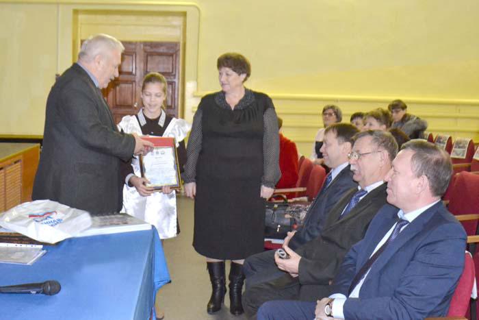 Открылась конференция награждением победительницы конкурса детского рисунка «Мой день народного единства», ученицы 6 класса Саконской средней школы Анастасии Зяблицевой Открылась конференция награждением победительницы конкурса детского рисунка «Мой день народного единства», ученицы 6 класса Саконской средней школы Анастасии Зяблицевой