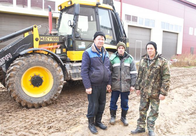 Механизаторы В.И. Серов, В.И. Лазарев, В.В. Лаптев верны делу и сельхозпредприятию