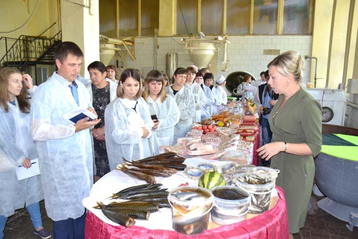 С большим интересом молодые лидеры выслушали рассказ о деятельности пищекомбината его директора И.В. Козловой С большим интересом молодые лидеры выслушали рассказ о деятельности пищекомбината его директора И.В. Козловой