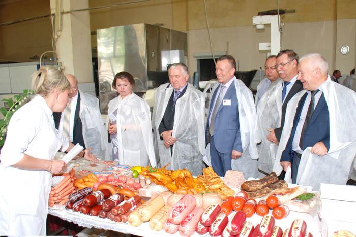 Выставка собственной продукции Ардатовского пищекомбината порадовала своим разнообразием организаторов и участников выездного семинара облпотребсоюза. О дальнейшем развитии производственной деятельности предприятия с его исполнительным директором И.В. Козловой вели разговор председатель правления облпотребсоюза Н.И. Пырков, глава администрации района В.Ю. Мозонов, председатель правления райпо Р.С. Янбиков и его другие коллеги, съехавшиеся в Ардатов на семинар из 16 районов области Райпо