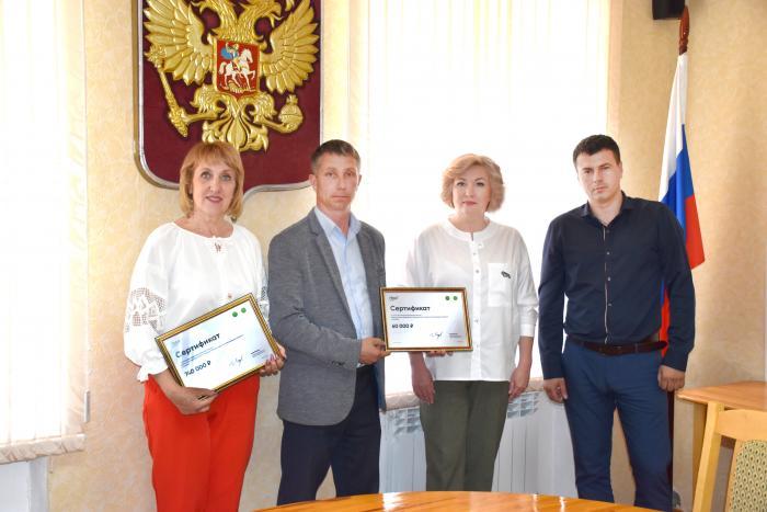 А.Н. Лосихин (на снимке справа) вручил сертификаты С.В. Стрижовой и О.Н. Калёнову, которые вместе с О.Н. Жестковой благодарили руководство компании за благотворительную помощь