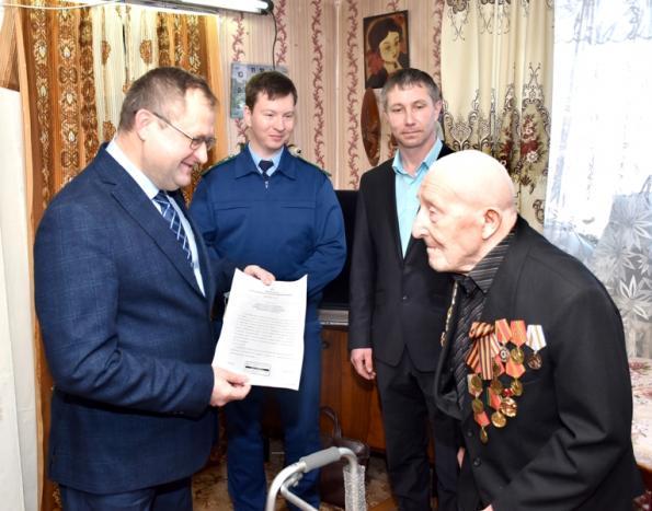 В гостях у ветерана И.Ф. Сучкова побывали Г.В. Жданкин, С.С. Дерябин, О.Н. Калёнов