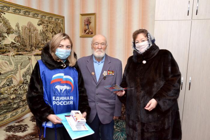 Н.Ф. Вдовин получил награду от М.А. Мякишевой и Ксении Носовой