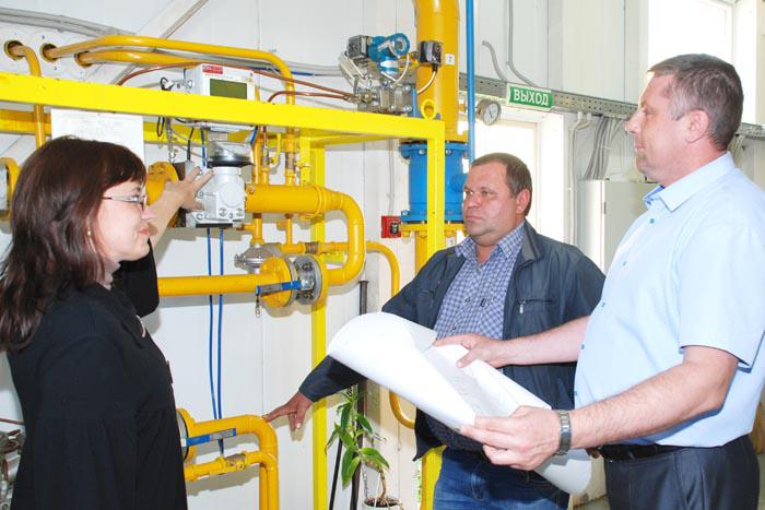 Котельная ФОКа «Рубин» считается одной из самых современных в районе и работает круглогодично. Оператор Елена Николаевна Гейченко, главный инженер Павел Валерьевич Карев и директор ООО «Тепловые сети» Сергей Иванович Ушаков в котельной ФОКа ведут осмотр оборудования. Котельная ФОКа «Рубин» считается одной из самых современных в районе и работает круглогодично. Оператор Елена Николаевна Гейченко, главный инженер Павел Валерьевич Карев и директор ООО «Тепловые сети» Сергей Иванович Ушаков в котельной ФОКа ведут осмотр оборудования.