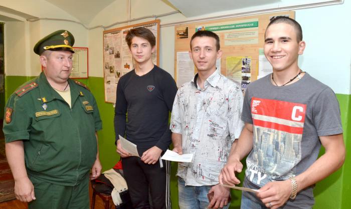 Военный комиссар Ардатовского, Вознесенского и Дивеевского районов А.С. Чечулин вручил повестки ардатовцам Сергею Кузнецову, Семену Царевскому и Сергею Кузнецову. На службу ребята отправляются в хорошем настроении