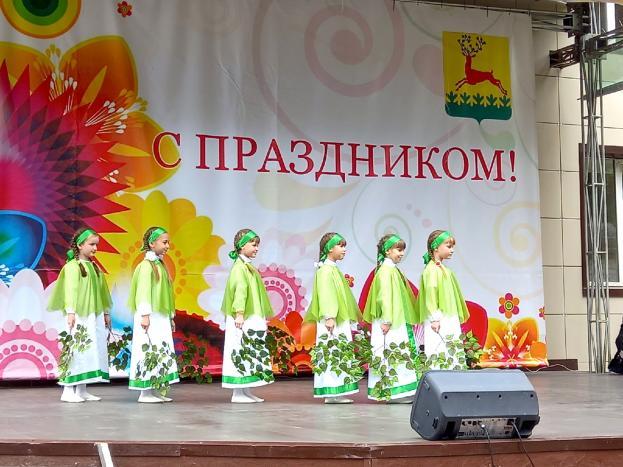 На сцене с танцем «Берёзки» коллектив детского сада № 2 (руководитель О.В. Живодерова)